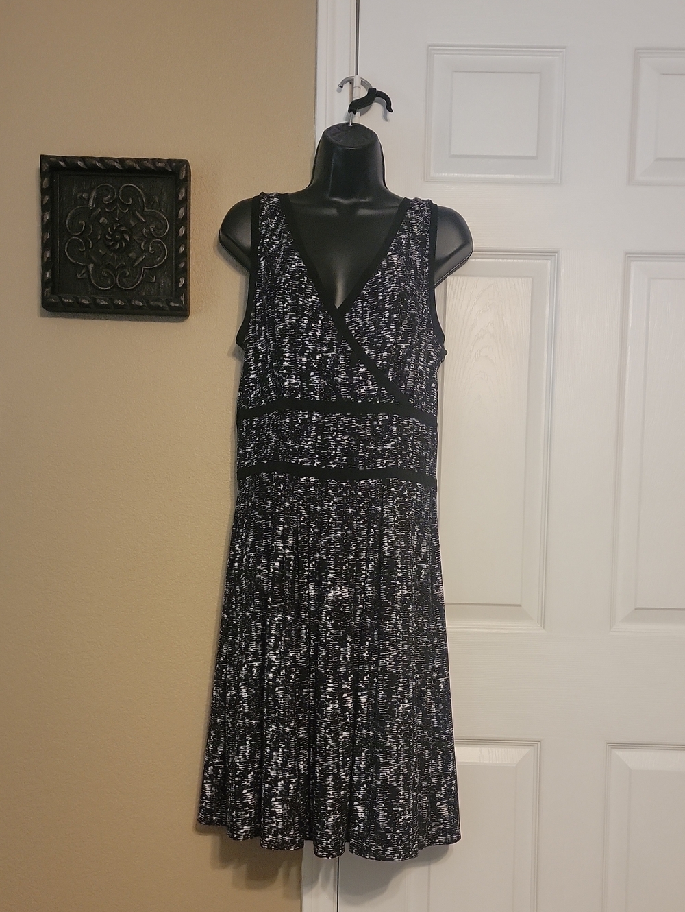 Ann Taylor Black and White Sleeveless V-Neck Dress